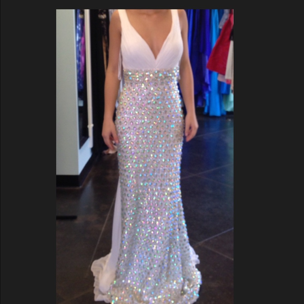 Gorgeous White Tony Bowls Gown